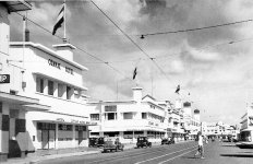 jalan-tunjungan-di-depan-hotel-orange-majapahit-tahun-1930-dok-yousri-dari-surabaya-tempo-dulu1.jpg